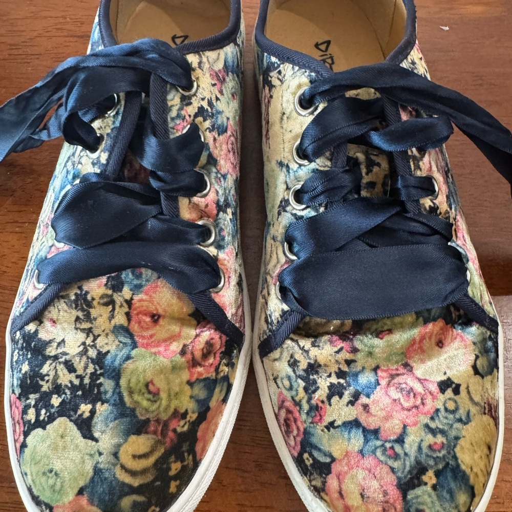 Floral Velvet Sneakers with Navy Accents Dirty Laundry sz7.5